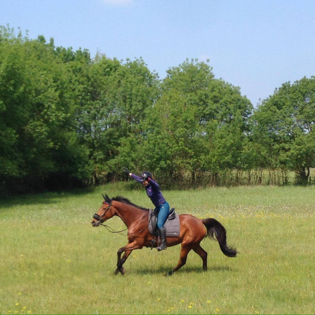 Charlotte Gailhard en randonnée à cheval