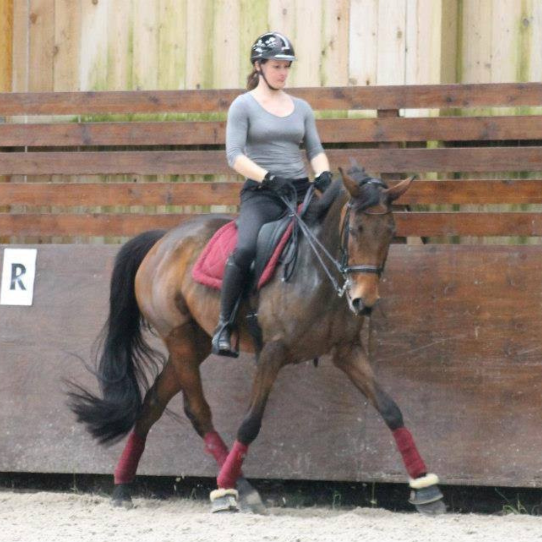 Charlotte en dressage avec sa jument